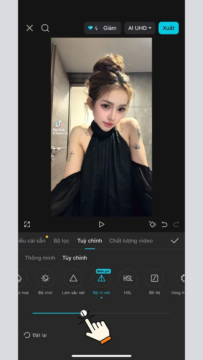 Giao diện mục Tùy chỉnh với biểu tượng hình tam giác và kéo thanh trượt độ sắc nét.