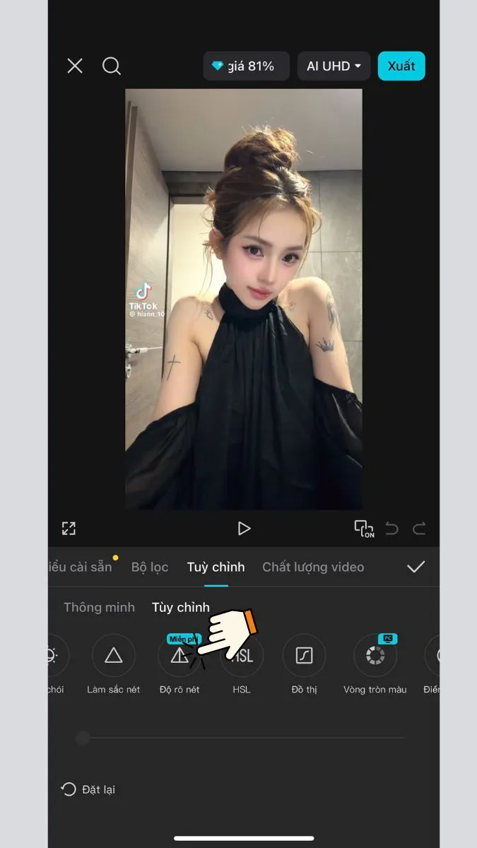 Thanh công cụ phía dưới với mục Tùy chỉnh được bôi sáng.