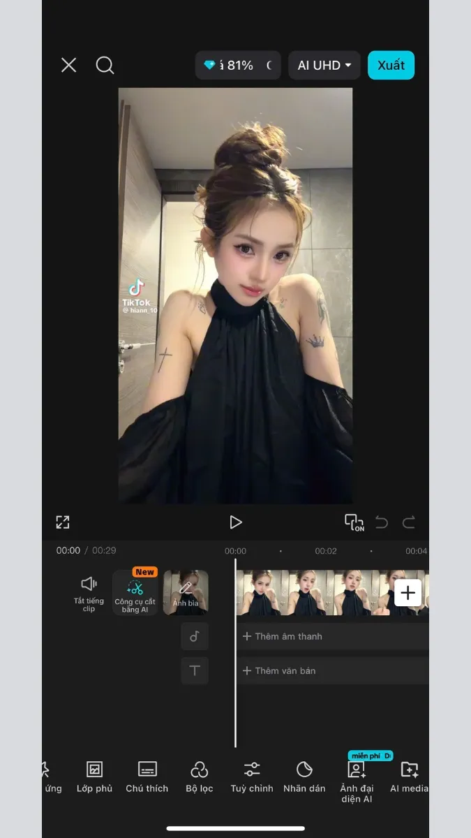 Video đã nằm trên timeline, mục Tùy chỉnh được chọn.